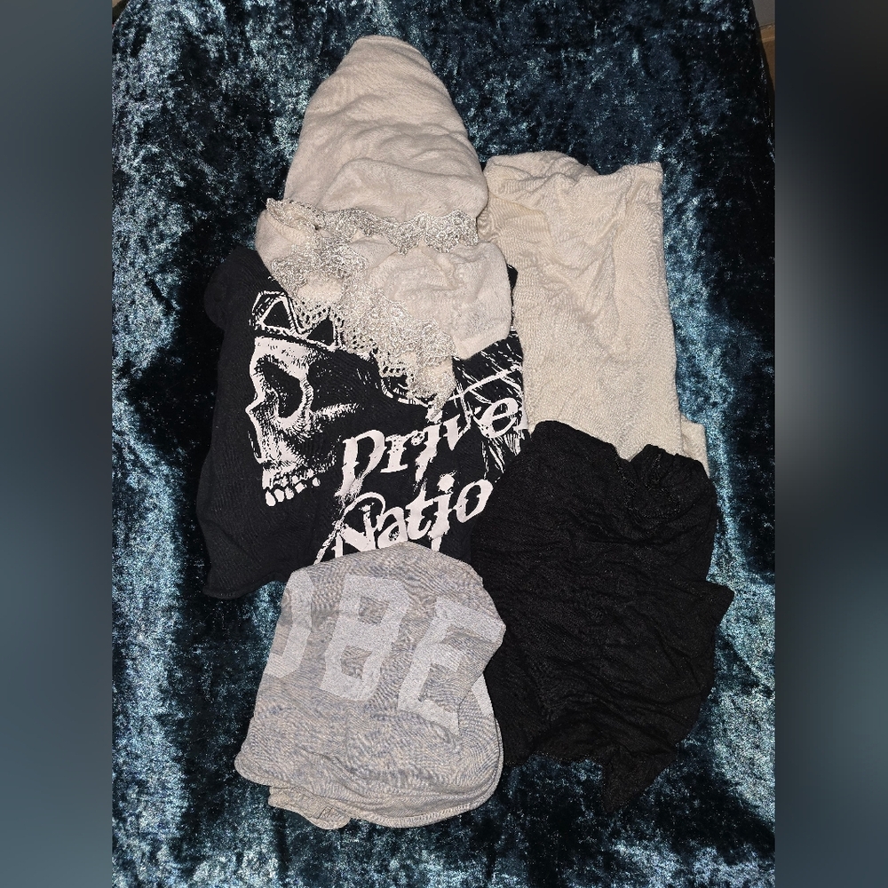 Set Of 5 Black, White, Gray and White Graphic Shirts Sz S